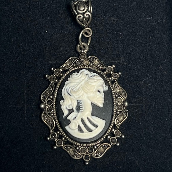 Unique skeleton cameo pendant - Picture 2 of 4